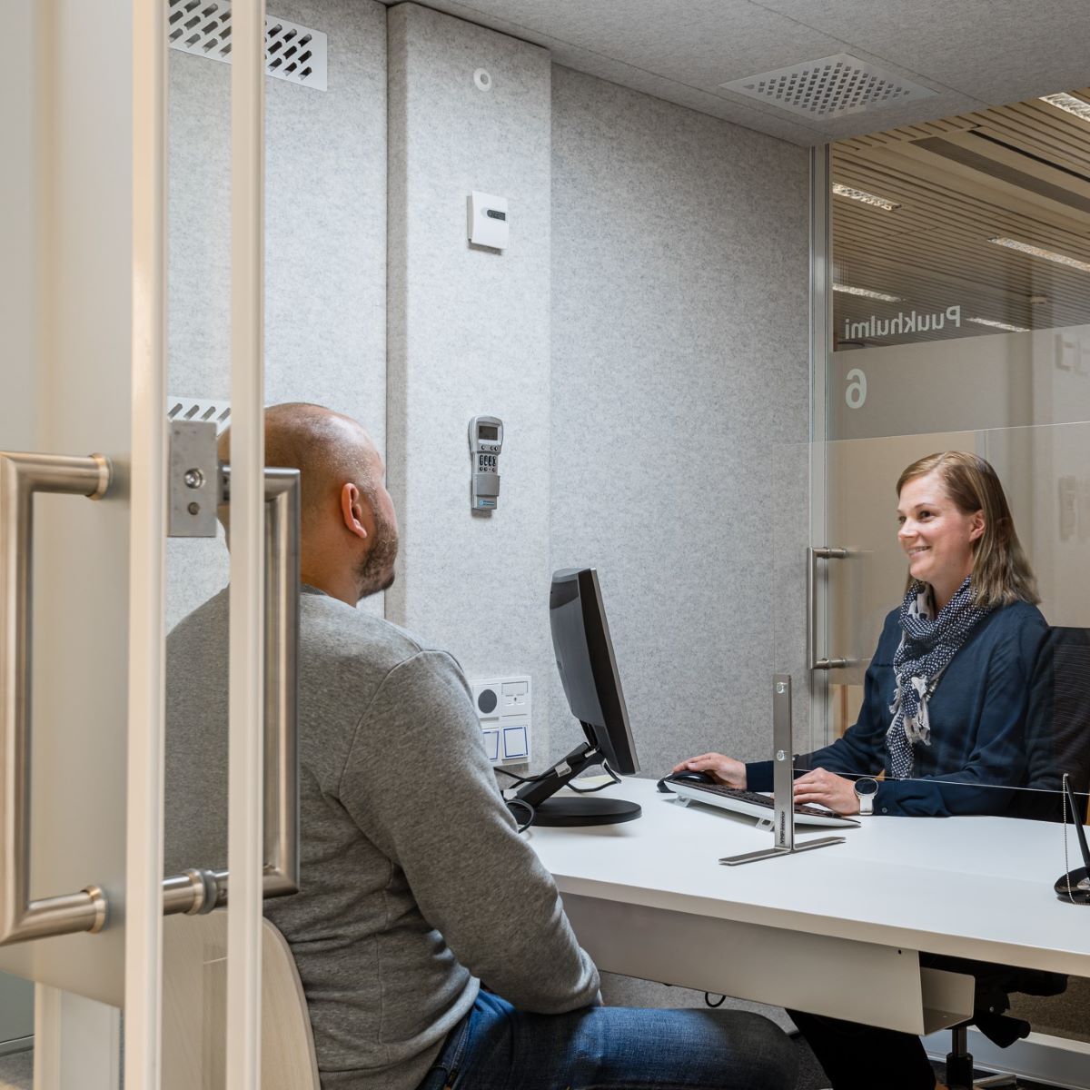 VETROSPACE_L_FinancialServices_CustomerServicePod_People_1200px_sq-1