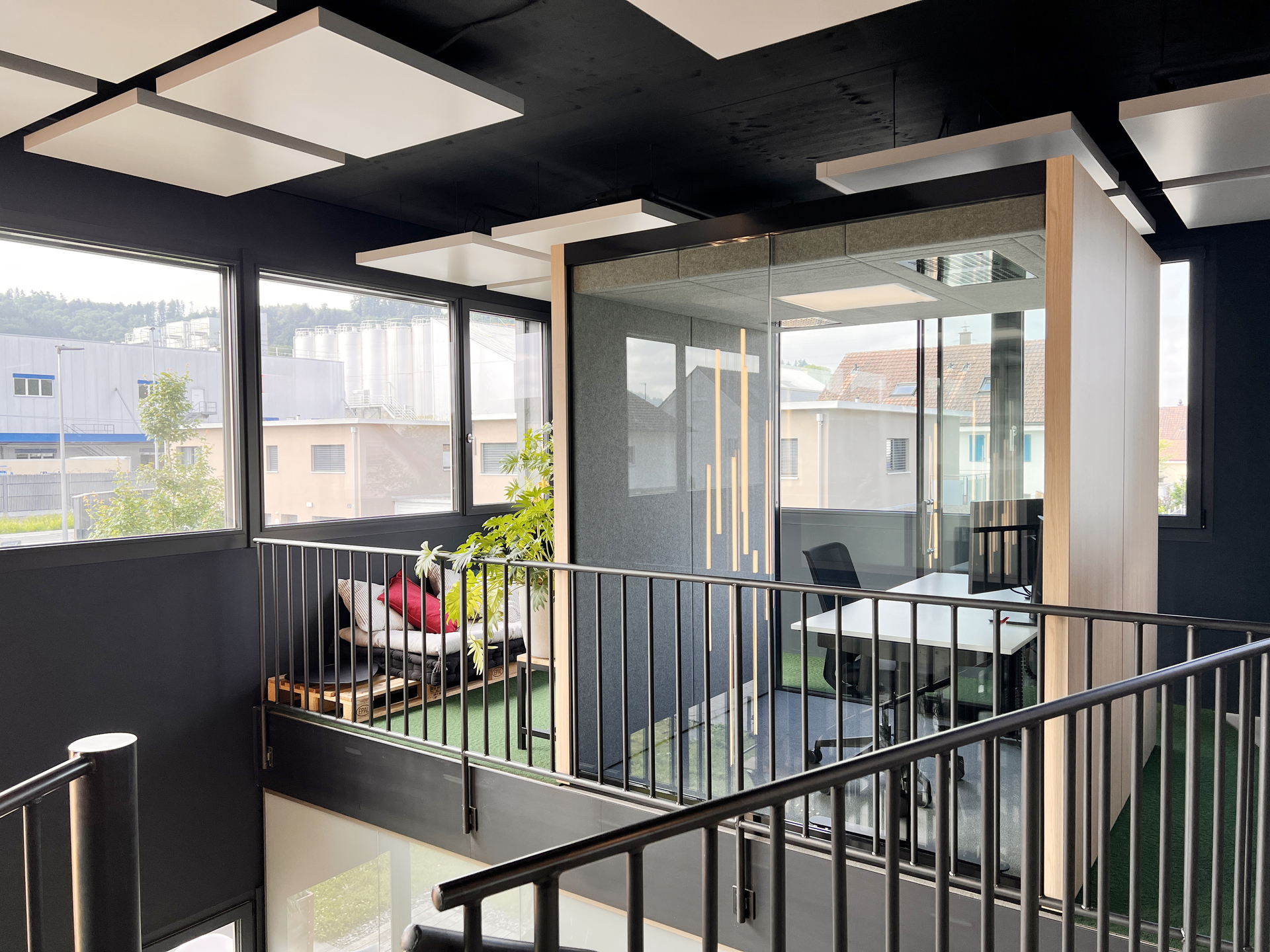 Vetrospace M+ workstation pod in office_RDL_2-1